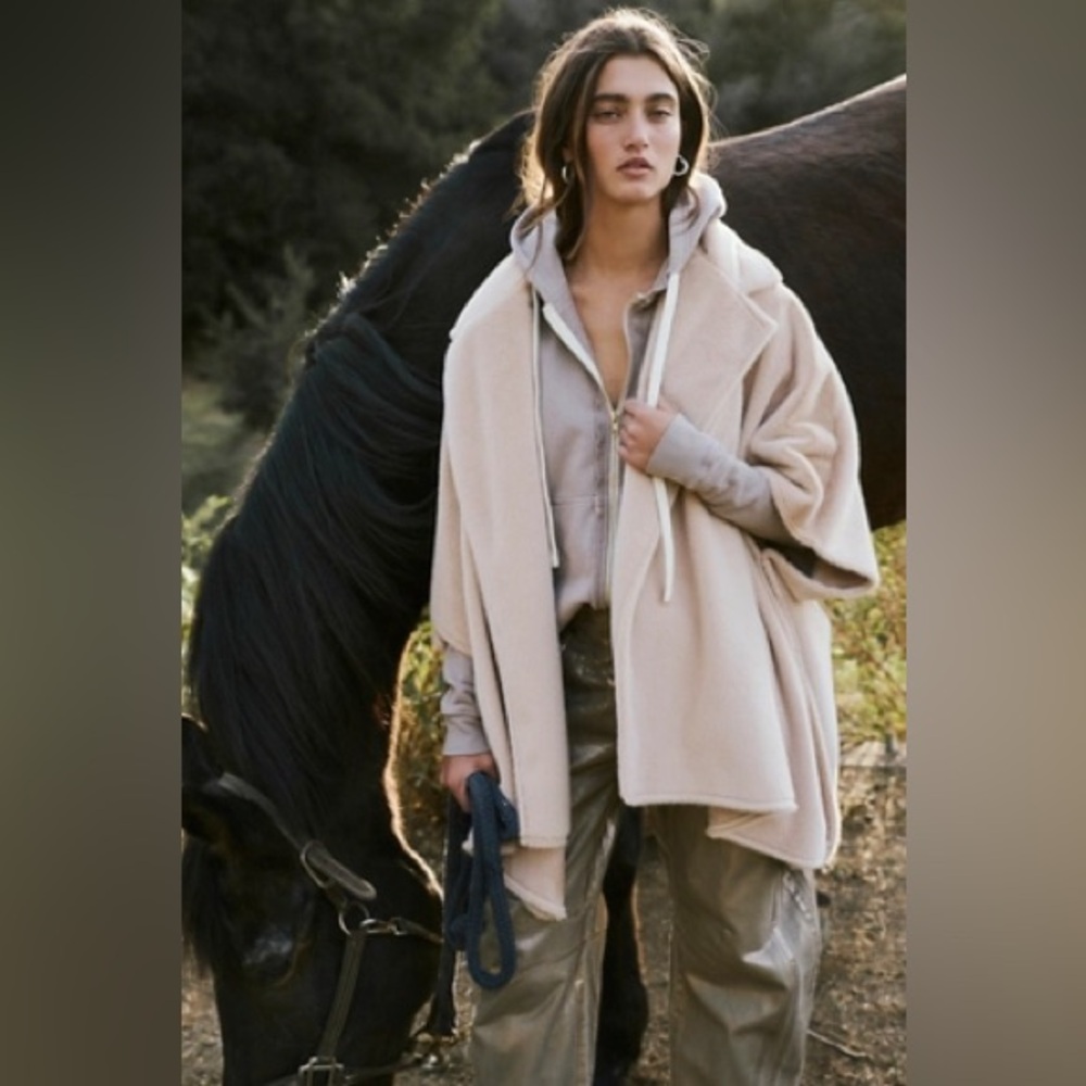 NWT Free People Starlett Faux Fur Poncho in Crème Brûlée - One Size
